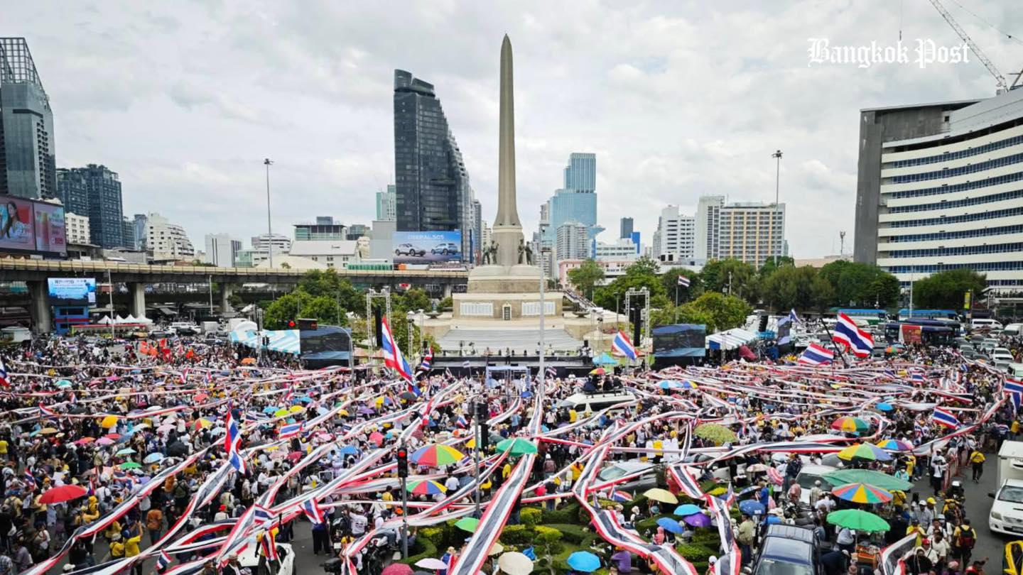 ဘန်ကောက်မြို့Victory Monument တွင် လက်ရှိဝန်ကြီးချုပ်ပေတုန်တန်ကိုရာထူးမှ နူတ်ထွက်ရေးအတွက် ဆန္ဒပြကြသူများ