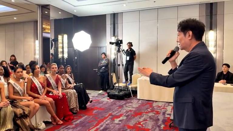 Miss Universe ပြိုင်ပွဲတွင် အထင်လွဲမှုဖြစ်ပွား၊ စင်တင်ဆွေးနွေးမှုအပြီး ပြိုင်ပွဲဝင်များ ထွက်ခွာ