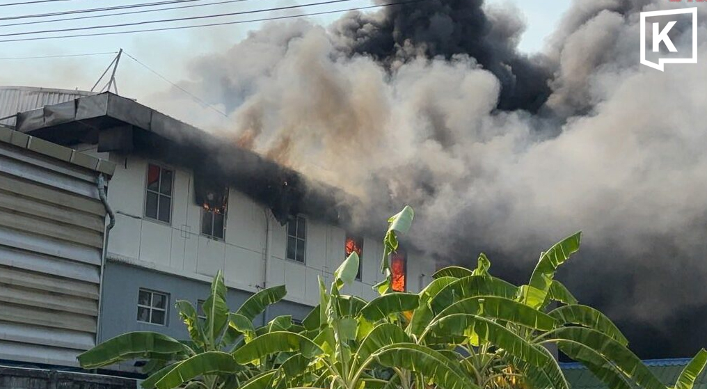 ဘန်ကောက်မြို့၊ ရမ်အင်ထရာနယ်မြေရှိ ဆေးပစ္စည်းဂိုဒေါင် မီးလောင်မှုဖြစ်ပွား၊ အနီးနားရပ်ကွက်များ မီးခိုးဖုံးလွှမ်း
