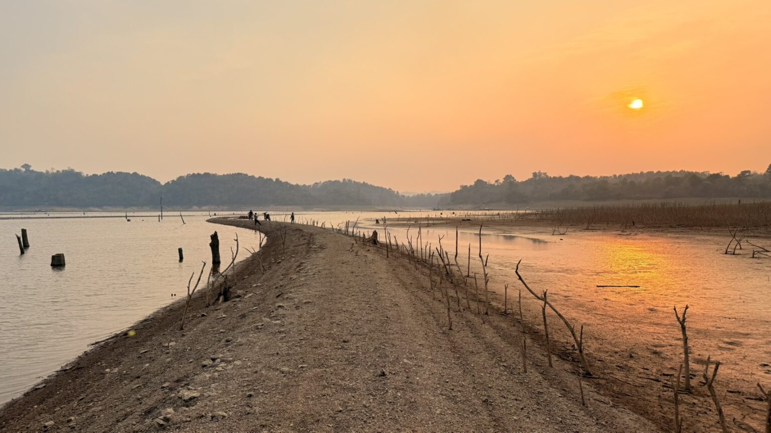 ထိုင်းနိုင်ငံ၊ ကန်ချနာဘူရီခရိုင် ၄၂ နှစ်အကြာတွင် သမိုင်းဝင် သေမင်းတမန်ရထားလမ်း အစိတ်အပိုင်းများ ပြန်လည်ပေါ်ထွက်လာ