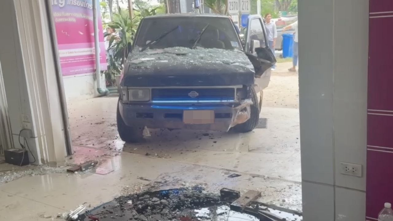 အရက်မူးပြီးကားမောင်းတဲ့ အသက် (၈၀) အရွယ် အဘိုးအိုကြောင့် ဘဏ်ပျက်စီးပြီး ရဲ ၃ ဦး ဒဏ်ရာရ