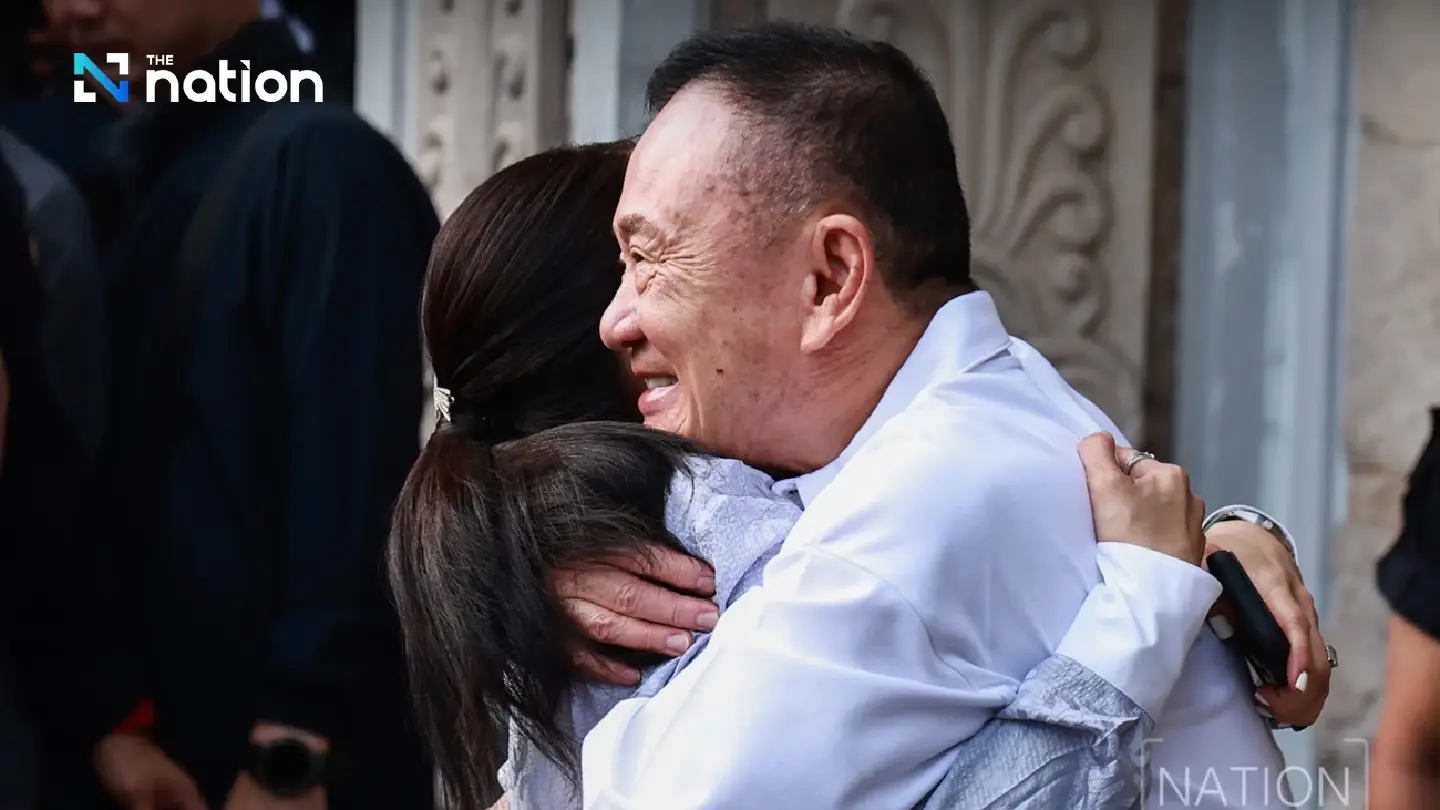 ဝန်ကြီးချုပ်ဟောင်း ထက်ဆင် အကျဉ်းထောင်မှ လွတ်မြောက် – မိသားစုနှင့် ရှပ်အကျီအနီဝတ် ထောက်ခံသူများက ဝမ်းသာအားရ ကြိုဆို